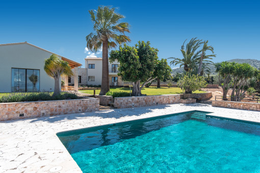 Spacious saltwater pool with sun terrace