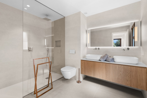 Modern en suite bathroom