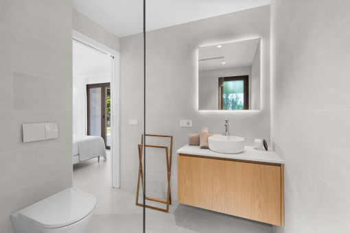 Modern en suite bathroom