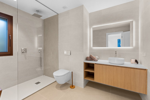 Modern en suite bathroom