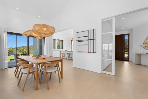 Dining area with direct access to the terrace