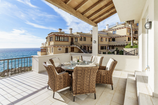 Covered sea-view terrace