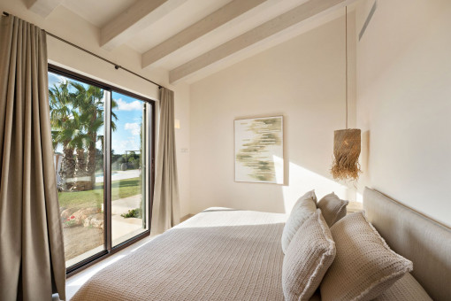 Bedroom with access to poolarea