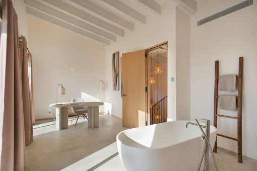 Masterbedroom with bathtub