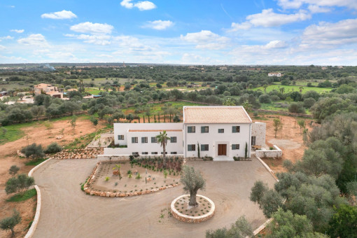 Impressive entrance with Mediterranean charm