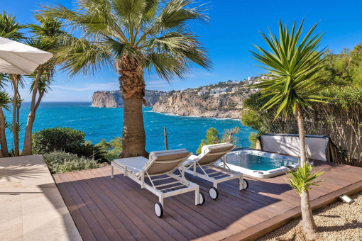 Sunbathing area with jacuzzi