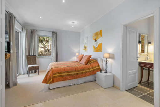 Bedroom with en-suite bathroom