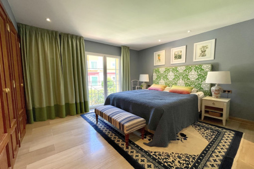 Spacious bedroom with en-suite bathroom