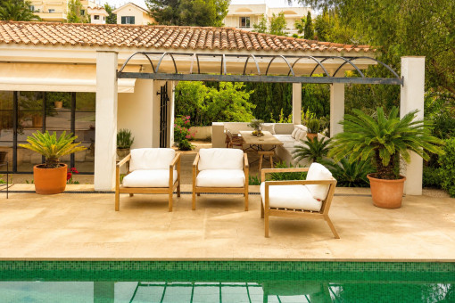 Covered terrace with lounge area