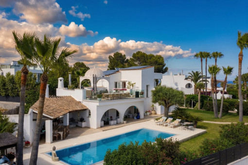 Villa for seasonal rent in Sol de Mallorca with sea views, guest house and saltwater pool