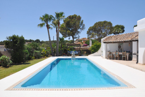 14-metre saltwater pool with sun terrace