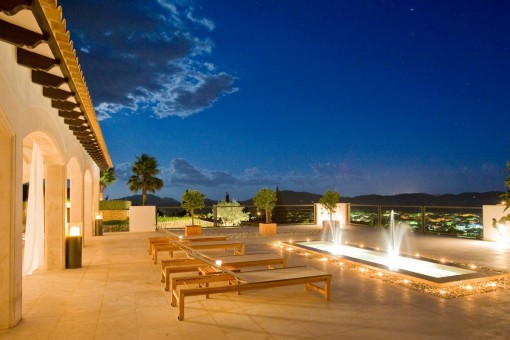 Illuminated swimming pool