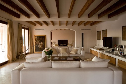 Spacious living room