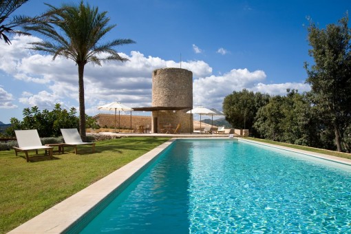 Large pool with fantastic views