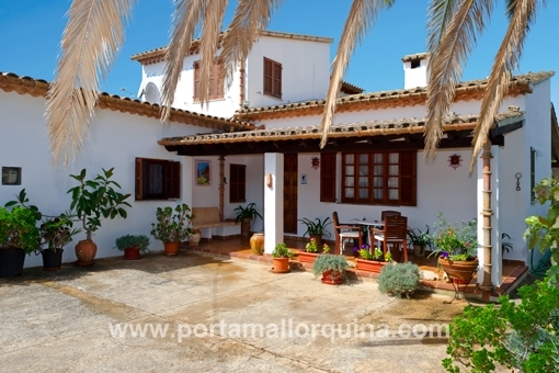 Patio with covered terrace