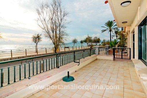 Stunning apartment with sea views directly on the promenade of Portixol/Molinar