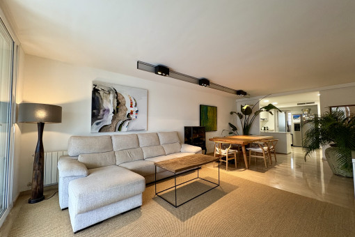 Luxurious apartment in a very well kept community situated directly at the sea