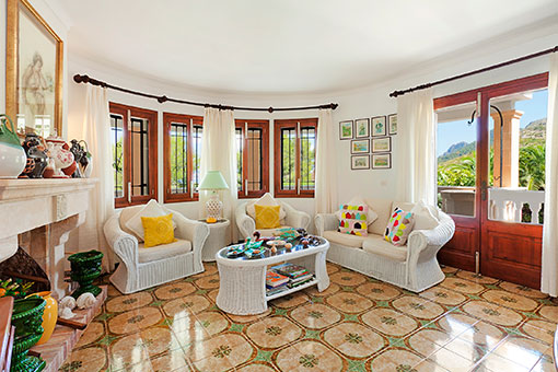 Living room with fireplace and access to the terrace