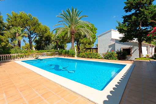 Swimming pool and ample terraces to take a sunbath