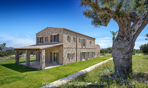 Detached luxury villa with views of the natural beauty of the region