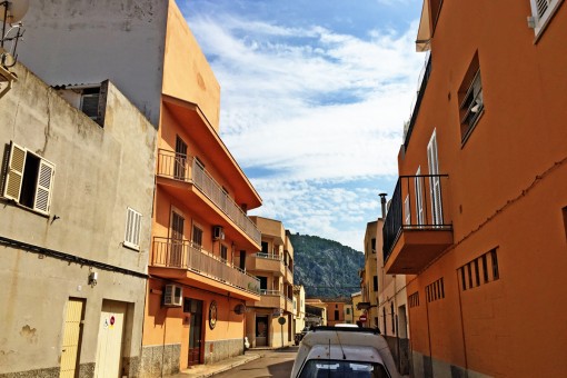 The corner plot is located in a purely residential area