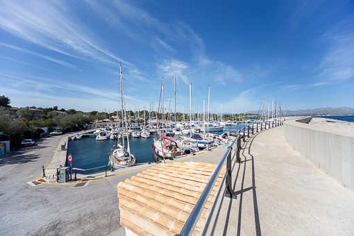 Harbour of Bonaire nearby