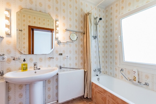 Bathroom with bathtub and daylight