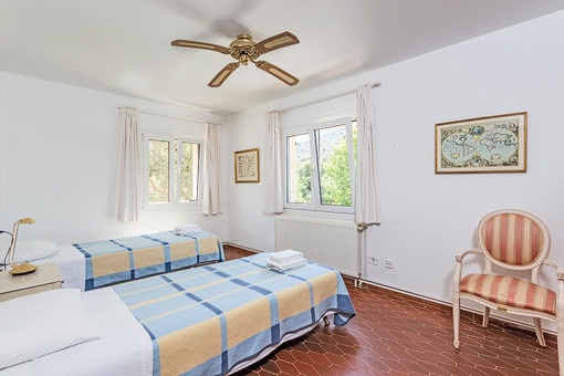 Bedroom with two single beds