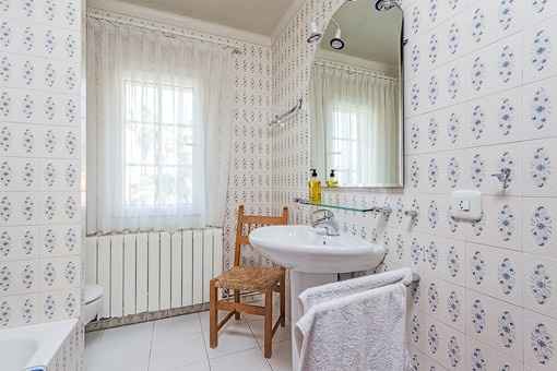 Bathroom with shower and daylight