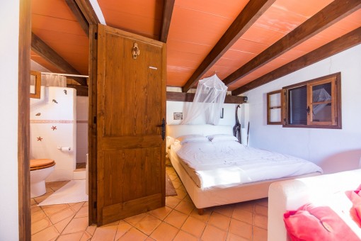 Cosy bedroom with bathroom en suite