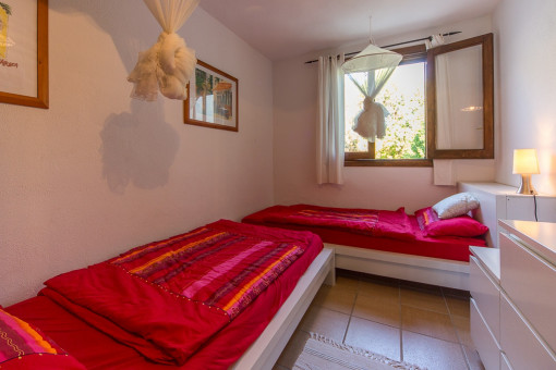 Bedroom with two single beds