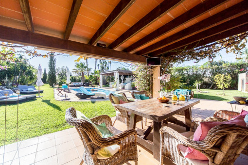 Covered terrace with dining area