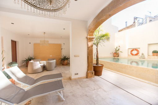 Covered terrace with lounge area