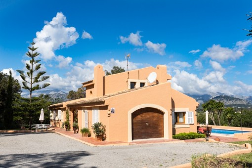 Access to the property with garage