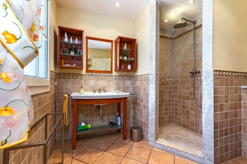 One of 2 bathrooms