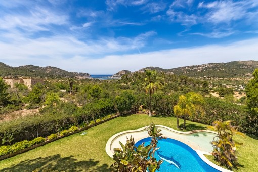 Dreamlike views of the pool and the sea