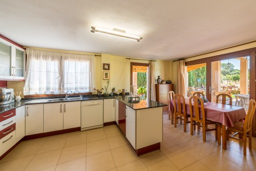 Fully equipped kitchen with dining area