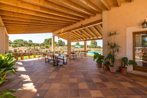 Covered terrace with dining area