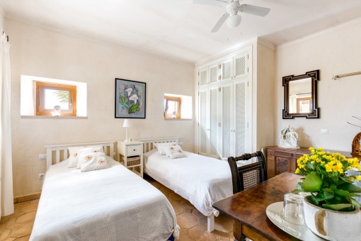 Bedroom with 2 single beds