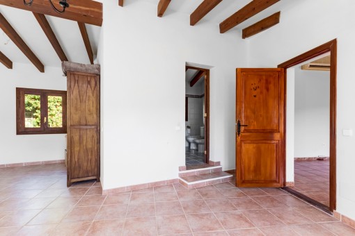 Main bedroom with bathroom en suite