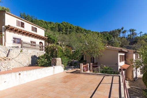 Views of the terrace, the guest and the main house