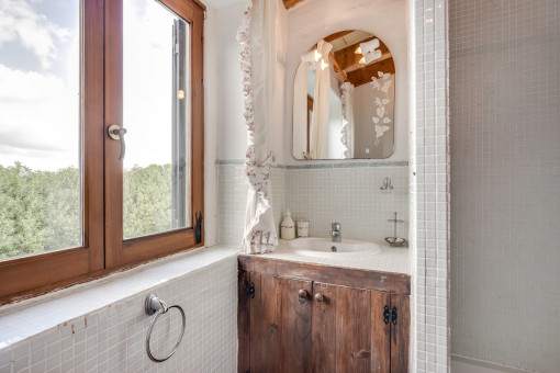 Shower-bathroom with wooden details