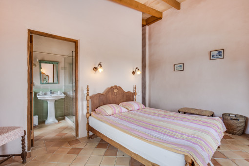 The bedroom provides a bathroom en suite