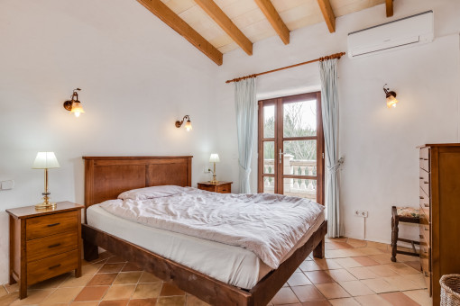 Bright double-bedroom with terrace access