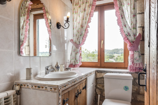 Bathroom in a very traditional stlye