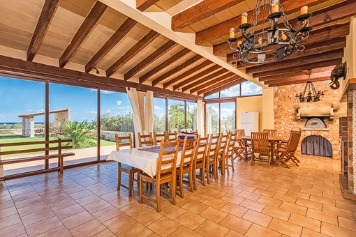 Alternative view of the dining area