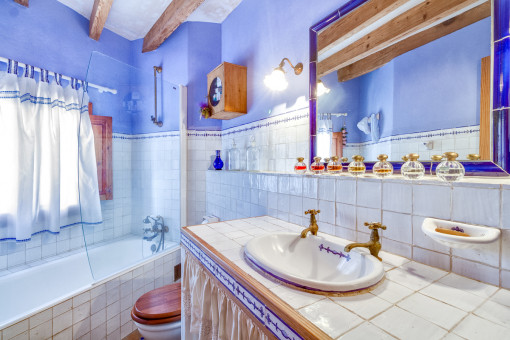 Beautiful bathroom with bathtub 