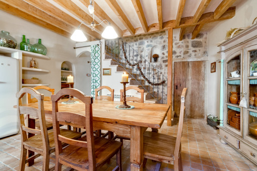 Alternative view of the dining area with wooden elements