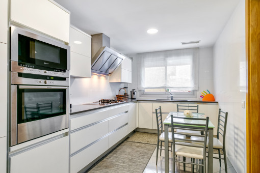 High quality kitchen with dining area