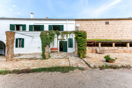 Front view of the rustic finca